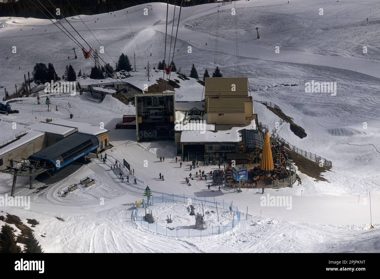 AROSA, SCHWEIZ - 03. MÄRZ 2023: Luftaufnahme der Mittelstation auf dem Weisshorn-Berg mit Aufzügen und Seilbahnstation Stockfoto