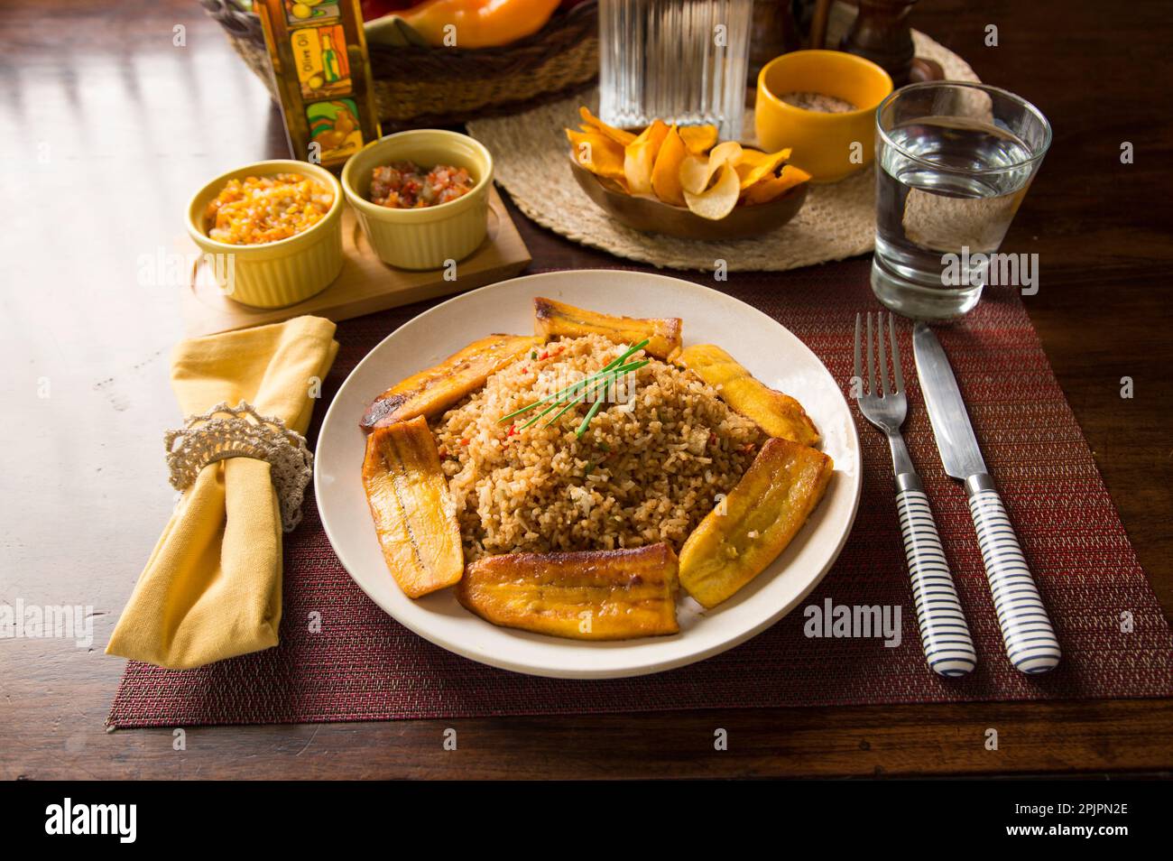 Peruanische Speisen am Büfetttisch verschiedene Gerichte, traditionelle peruanische Gourmetküche Stockfoto