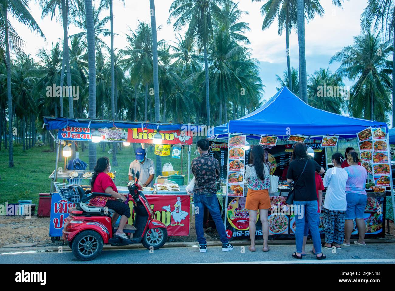 Ein Nachtmarkt an der Küste und Palmtree Plantation am hat Pak Nam Pran Beach in der Stadt Pranburi in der Provinz Prachuap Khiri Khan in T Stockfoto