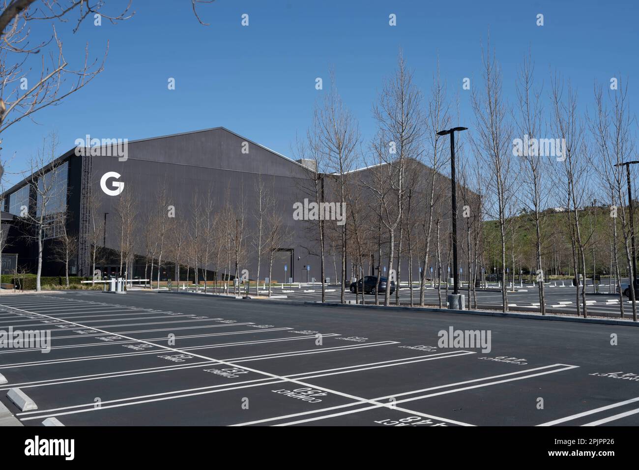 Los Angeles, Kalifornien, USA. 26. März 2023. Die Google- und YouTube-Gebäude im ehemaligen Spruce-Goose-Hangar des Campus der Howard Hughes Tool Company Aviation Division. Google ist eine Suchmaschine und eines der wertvollsten Unternehmen der Welt. Alphabet ist die Muttergesellschaft von Google, die auch mehrere andere technische Tochtergesellschaften wie YouTube und Waymo besitzt. Google wird derzeit von CEO Sundar Pichai geleitet und steht vor Problemen bei der Entwicklung von KI-Projekten, um der Suche nach Bing AI und dem Partner Chat GPT von Open AI entgegenzuwirken. (Kreditbild: © Taidgh Barron/ZUMA Press Wire) NUR REDAKTIONELLE VERWENDUNG! Nicht für Co Stockfoto