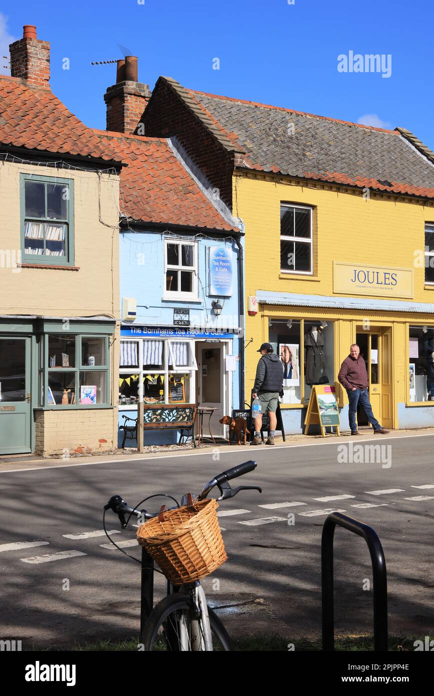 Geschäfte im gehobenen Burnham Market, in der Wintersonne, im Norden Norfolk, Großbritannien Stockfoto