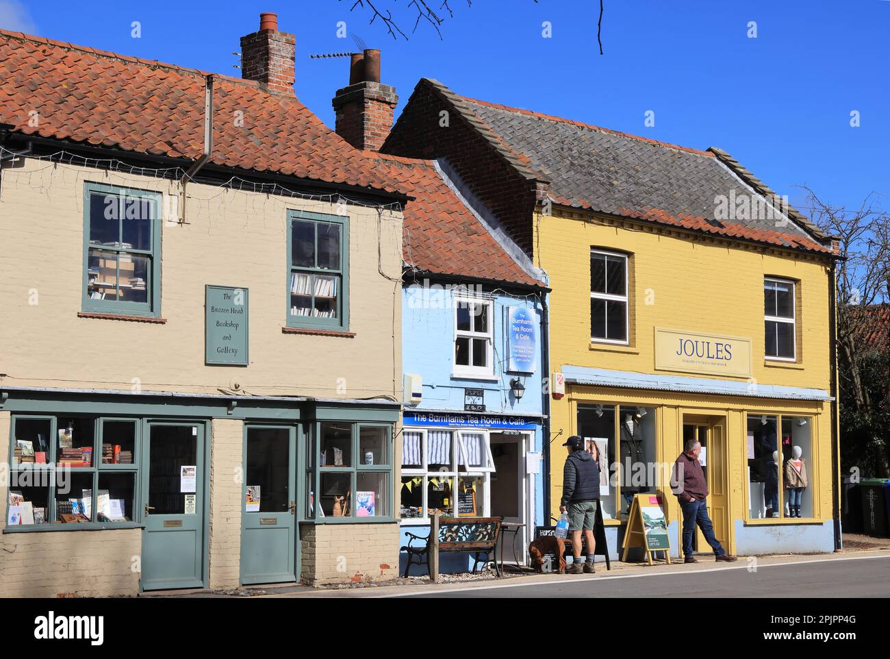 Geschäfte im gehobenen Burnham Market, in der Wintersonne, im Norden Norfolk, Großbritannien Stockfoto