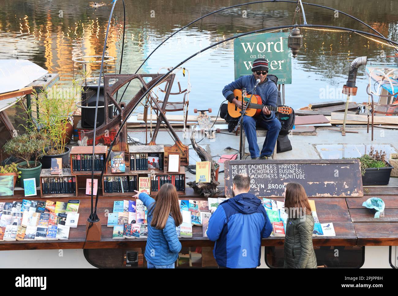 Live-Musik auf Word on the Water, dem berühmten Buchladen Barge, auf dem Regents Canal bei Kings Cross, London, Großbritannien Stockfoto