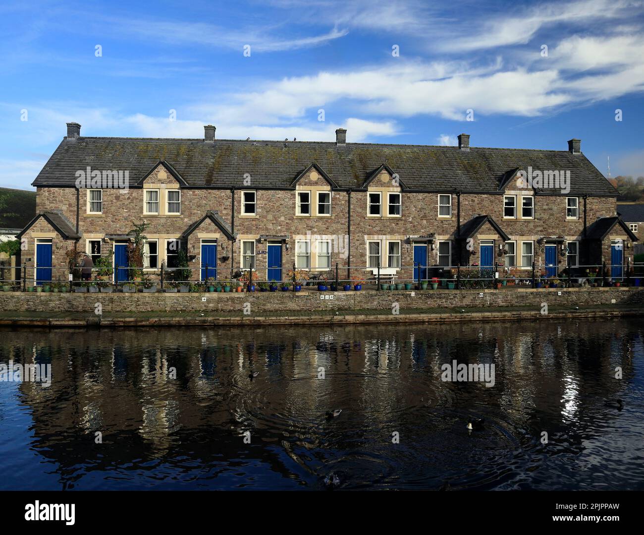 Hübsche Terrasse mit Hütten, Brecon Kanal Becken. Herbst Bis Oktober Stockfoto