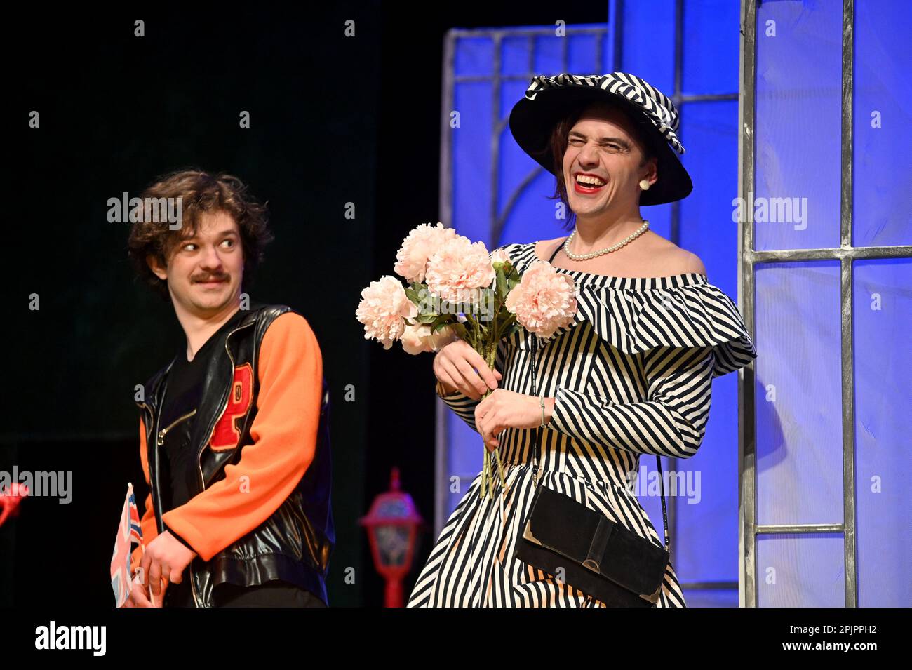Nicht exklusiv: ZAPORISCHZHIA, UKRAINE - 02. APRIL 2023 - Schauspieler des akademischen Regionaljugendtheaters Zaporischhia treten während der Aufführung des C. Stockfoto