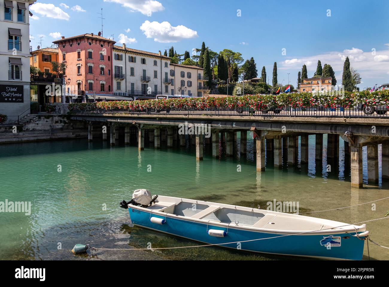 Peschiera del Garda, Verona, Italien - 22. September 2022 schönes Stadtbild mit Häusern und Booten am Canale di Mezzo in Peschiera, Lago del Garda Stockfoto