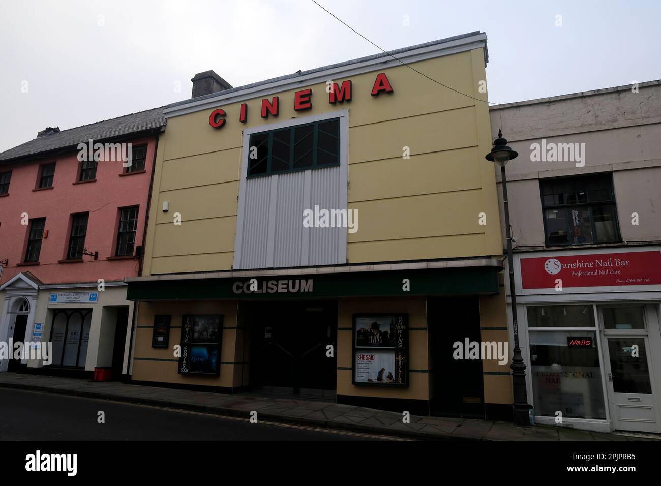Brecon Coliseum Kino-Front. Vom Oktober 2022. Herbst Stockfoto