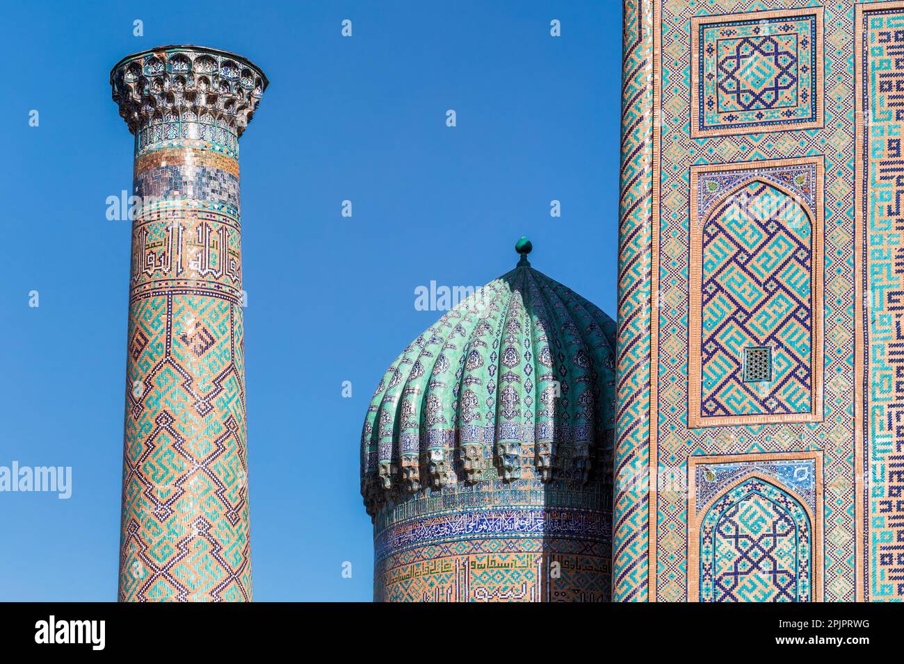 Nahaufnahme von Sher Dor madrasah Architektur, islamische religiöse Schulen auf dem Registan Platz . Samarkand, Usbekistan Stockfoto