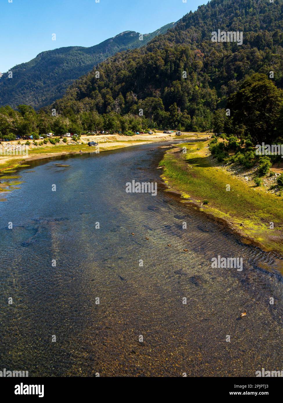 Campingplatz am Ufer des Flusses Pichi Traful, Nahuel Huapi Park, Seven Lakes Road, Provinz Neuquén, Argentinien Stockfoto