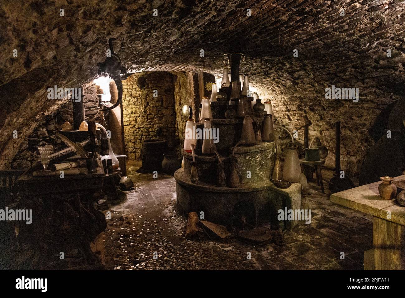 Historisches unterirdisches Alchemie-Labor Speculum Alchemiae, Prag, Tschechische Republik Stockfoto