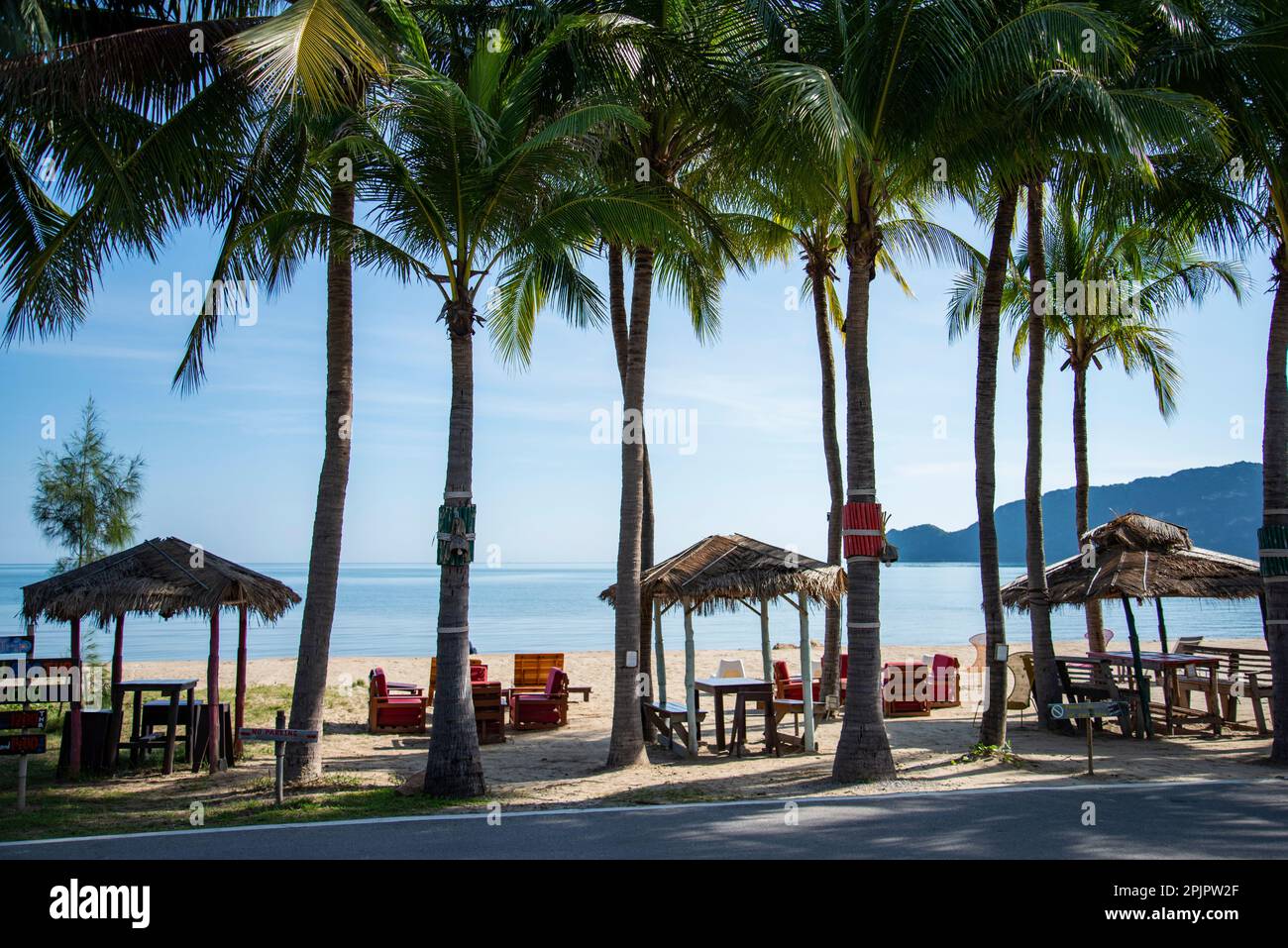 Ein Vormittag mit der Landschaft des Strandes und der Küste in Dolphin Bay im hat Sam ROI Yot in der Provinz Prachuap Khiri Khan in Thailand, Thailan Stockfoto