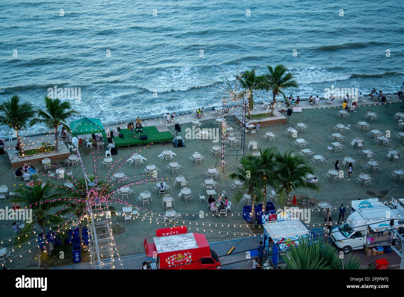 Ein Blick auf eine thailändische Messe bei einem Shopping and Eating Festival am Pak Nam Pran 