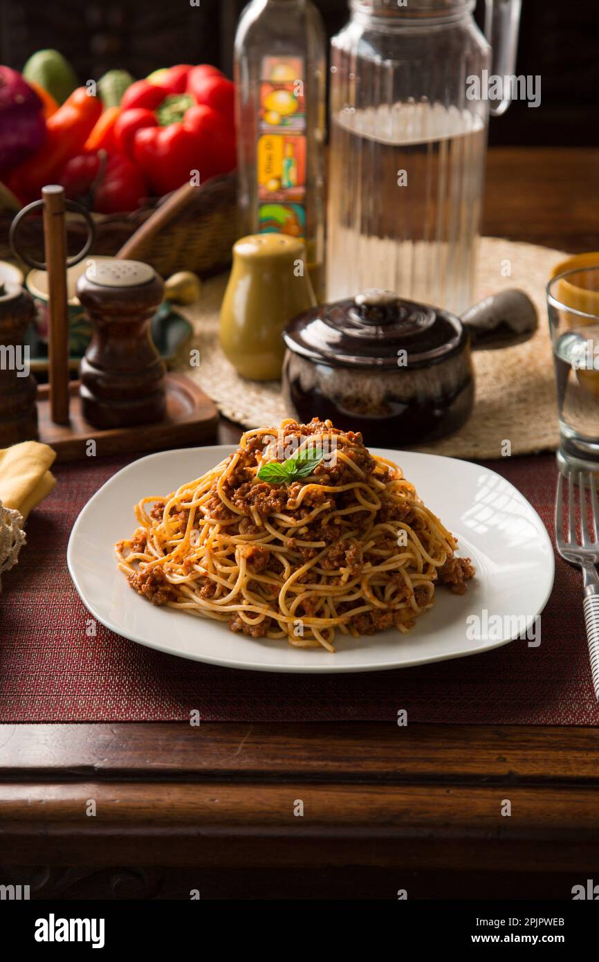 Peruanische Speisen am Büfetttisch verschiedene Gerichte, traditionelle peruanische Gourmetküche Stockfoto