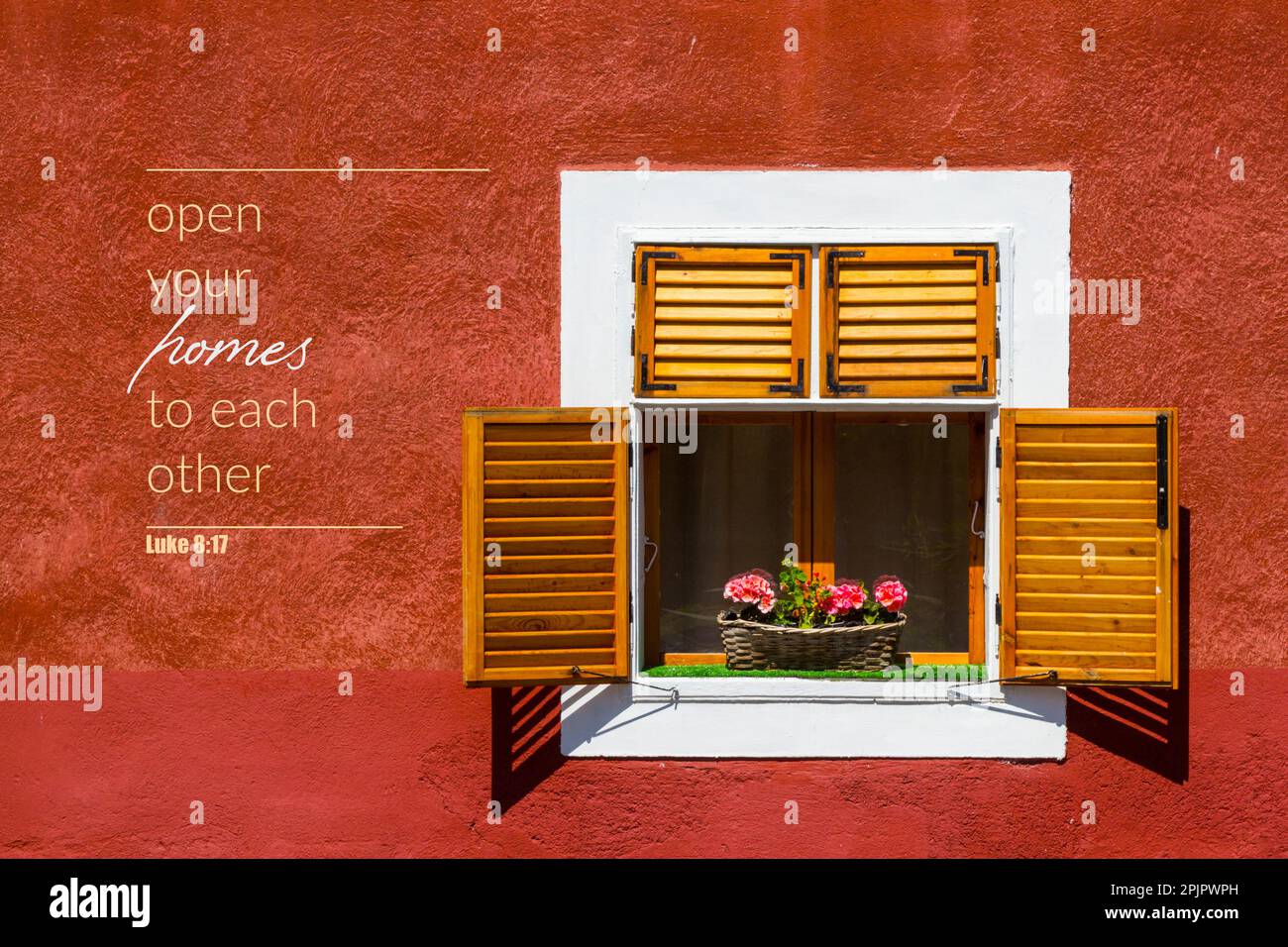 "Öffnet eure Häuser einander", Zitat aus der Bibel. Öffnen Sie den Fensterladen aus Holz an der roten Wand Stockfoto