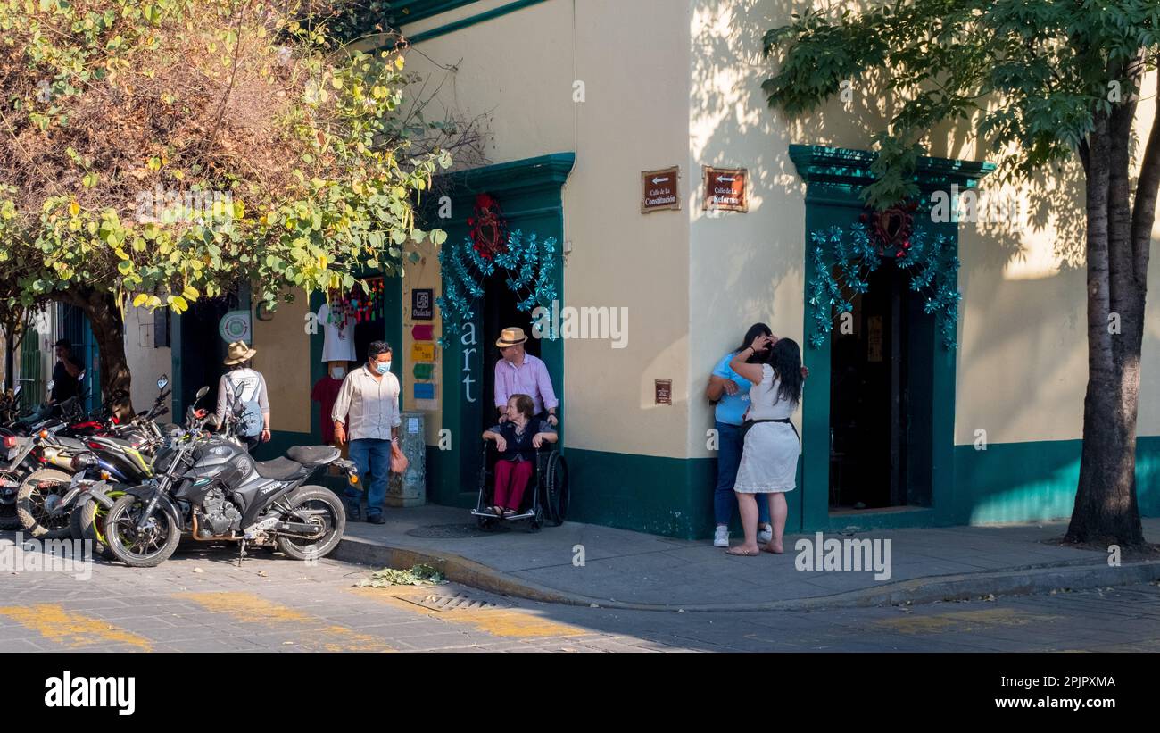 Mexiko, Straßenszene mit Lokalen, historisches Zentrum von Oaxaca de Juarez, Staat Oaxaca, Mexiko Stockfoto