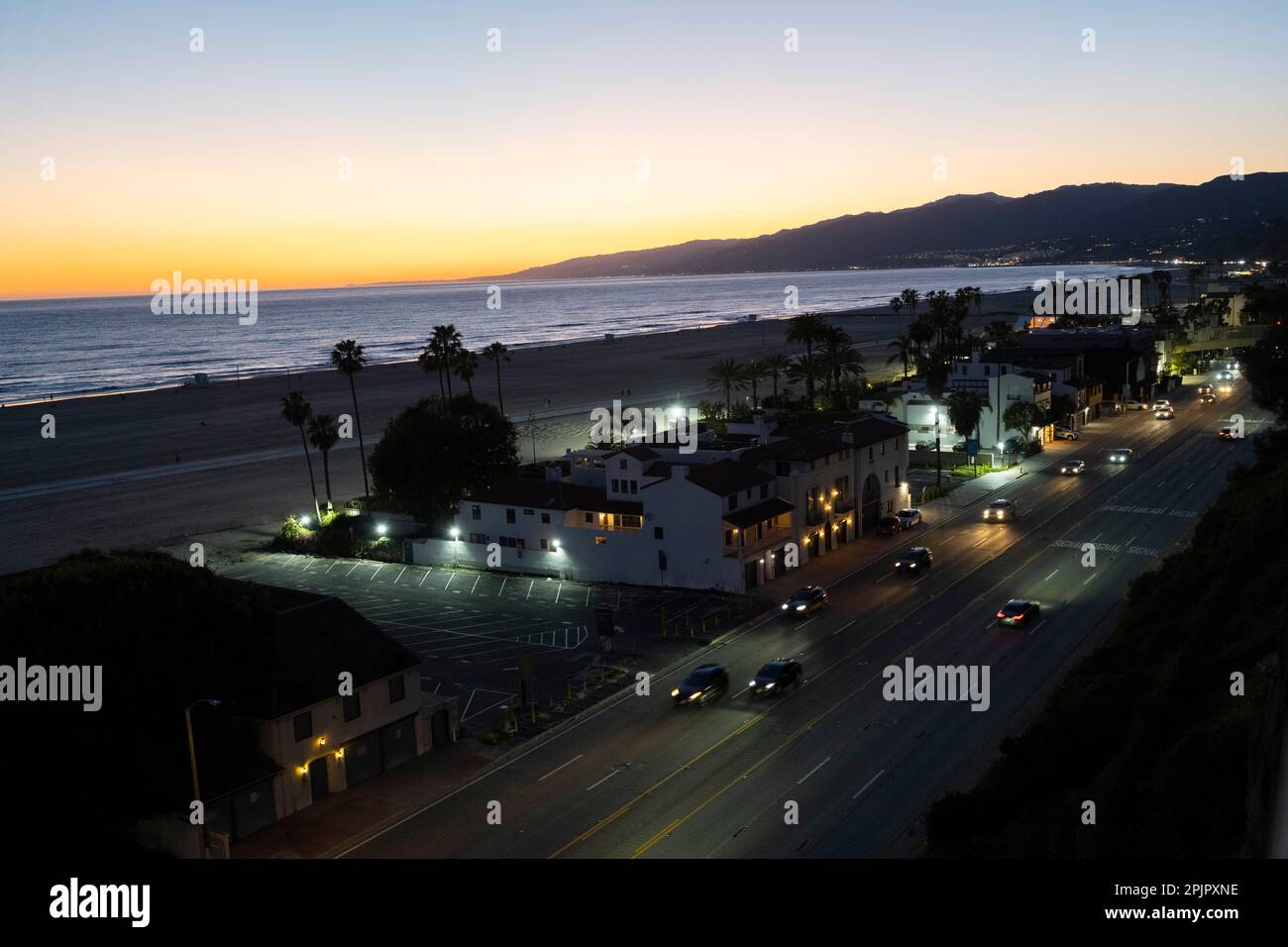 Santa Monica, Kalifornien, USA. 26. März 2023. Der Pacific Coast Highway bei Sonnenuntergang vom Pacific Palisades Park aus gesehen. Santa Monica Beach ist eine beliebte Attraktion in Kalifornien mit über 3 Meilen breitem Sandstrand, perfekt zum Schwimmen, Sonnenbaden, Surfen und Beachvolleyball. Der Strand ist umgeben von Palmen, dem berühmten Santa Monica Pier, Fahrradverleih und vielen Restaurants mit atemberaubendem Blick auf den Sonnenuntergang. (Kreditbild: © Taidgh Barron/ZUMA Press Wire) NUR REDAKTIONELLE VERWENDUNG! Nicht für den kommerziellen GEBRAUCH! Stockfoto