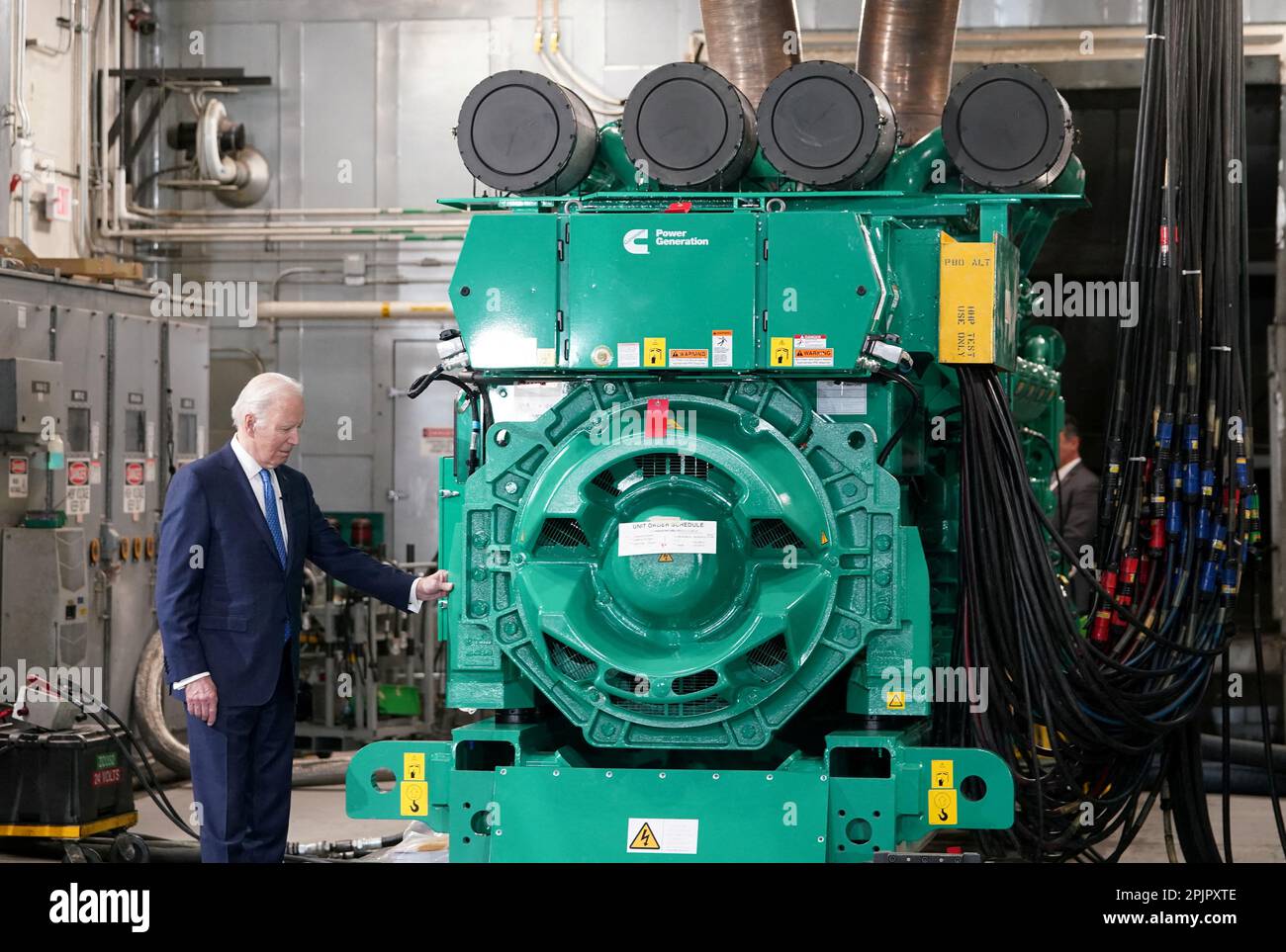 USA President Joe Biden besichtigt die Cummins Power Generation