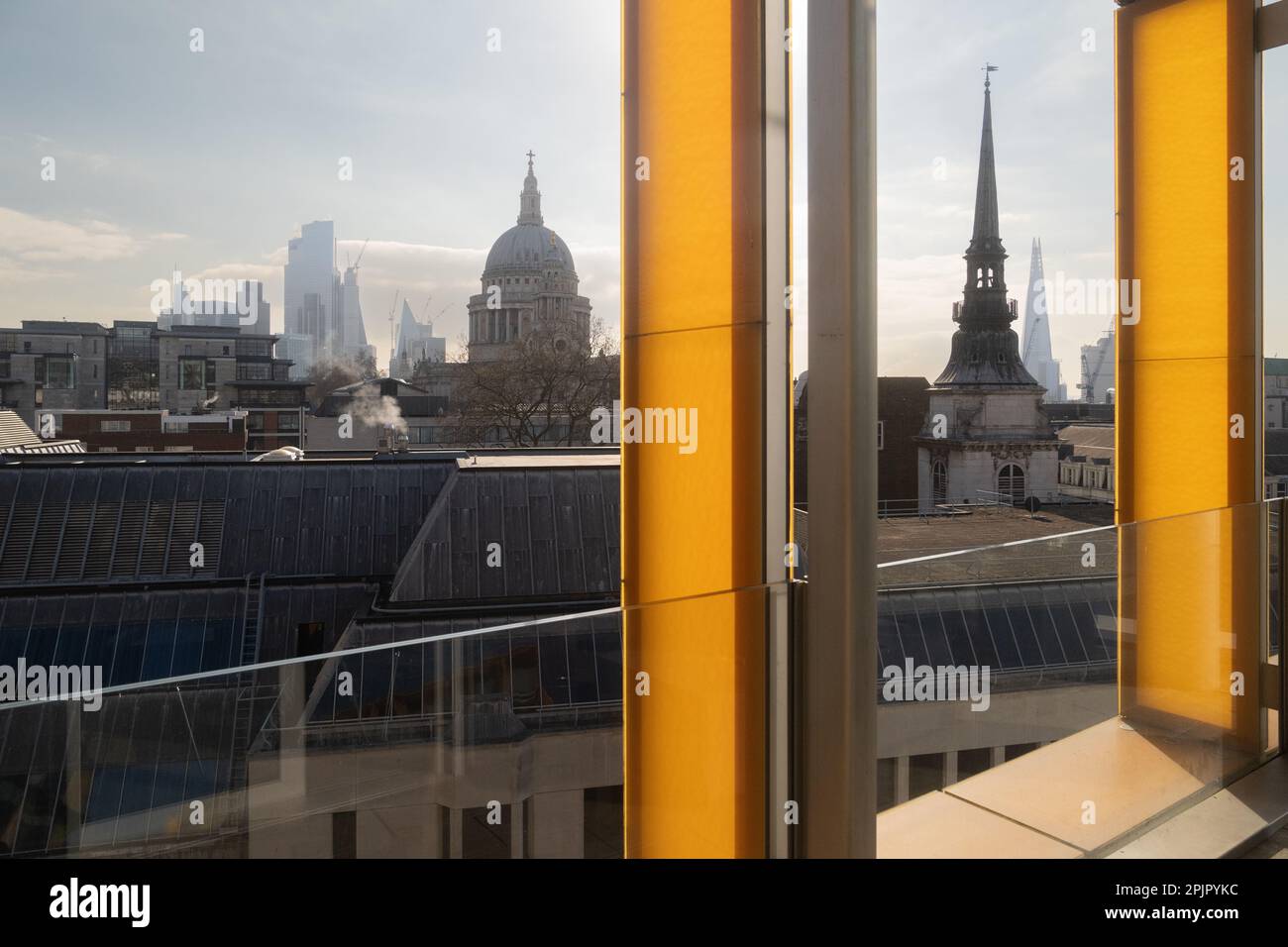 Blick auf St. paul's Cathedral, City of london und die Kirche St. Martin Ludgate von One New Ludgate, 60 Ludgate Hill, London Stockfoto