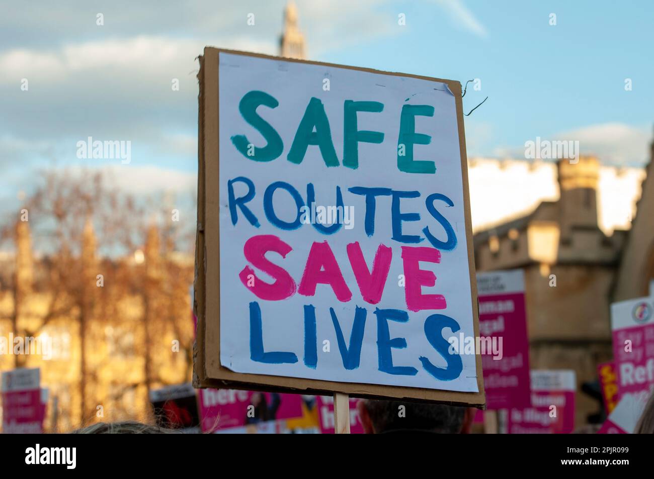 Demonstranten versammeln sich vor dem Westminster Square gegen das Gesetz über illegale Migration, Gruppen sind gegen das Gesetz und wollen, dass sich Flüchtlinge willkommen fühlen. Stockfoto