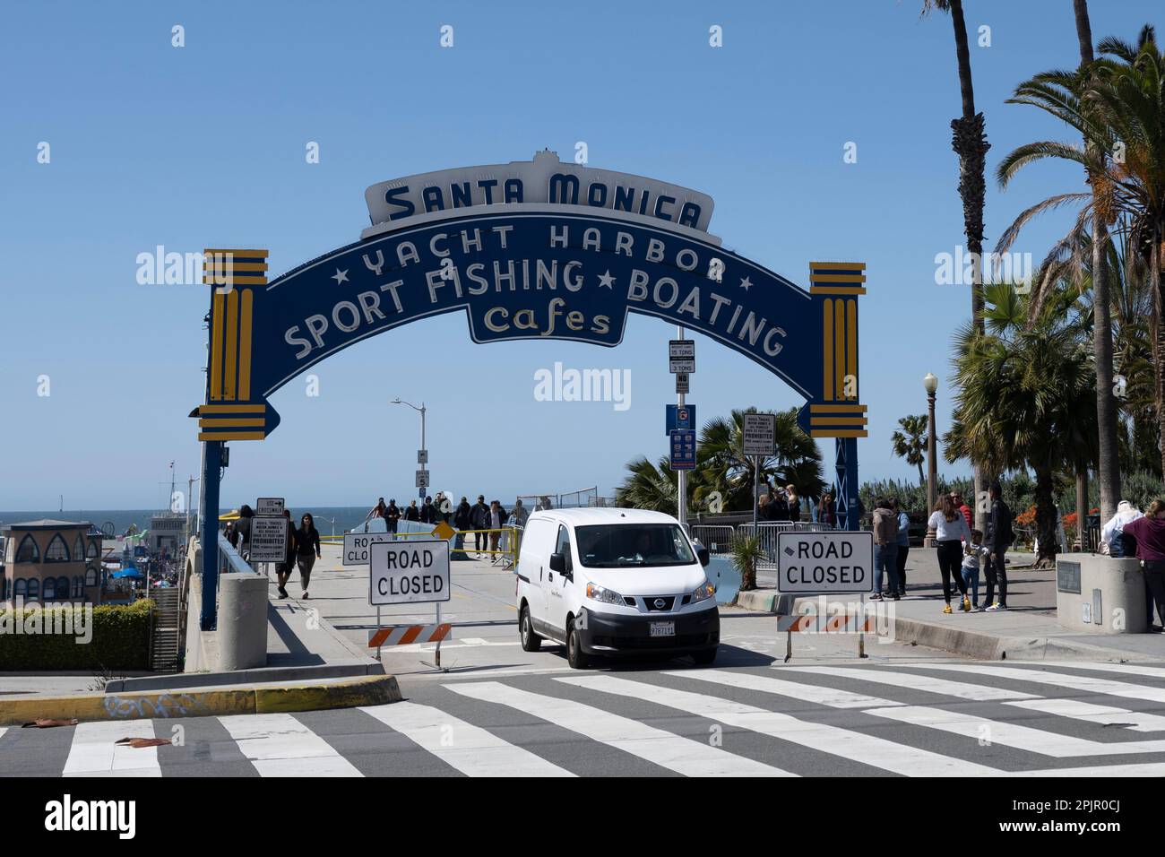 Santa Monica, Kalifornien, USA. 25. März 2023. Touristen am Santa Monica Pier, einer berühmten Sehenswürdigkeit und dem Ende der historischen US Route 66. Immobilien, kalifornische Politik, Südkalifornien, Gavin Newsom, Bass, Immobilien, Wohnungsknappheit, Zinssätze, Silicon Valley, Technologieindustrie, Silicon Beach, Erschwinglichkeit, Inflation, LA, Los Angeles, Hollywood, Film und Unterhaltung, Kino, Stars, Obdachlosigkeit (Kreditbild: © Taidgh Barron/ZUMA Press Wire) NUR REDAKTIONELLE VERWENDUNG! Nicht für den kommerziellen GEBRAUCH! Stockfoto