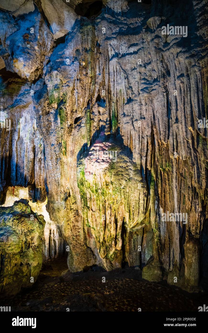Stalaktitenformationen in der Thien-Cung-Grotte in der Ha-Long-Bucht in Vietnam Stockfoto