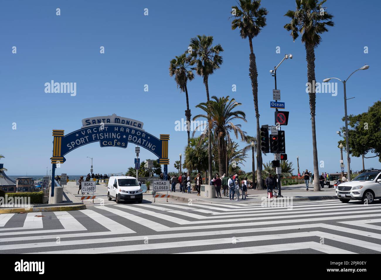 Santa Monica, Kalifornien, USA. 25. März 2023. Touristen am Santa Monica Pier, einer berühmten Sehenswürdigkeit und dem Ende der historischen US Route 66. Immobilien, kalifornische Politik, Südkalifornien, Gavin Newsom, Bass, Immobilien, Wohnungsknappheit, Zinssätze, Silicon Valley, Technologieindustrie, Silicon Beach, Erschwinglichkeit, Inflation, LA, Los Angeles, Hollywood, Film und Unterhaltung, Kino, Stars, Obdachlosigkeit (Kreditbild: © Taidgh Barron/ZUMA Press Wire) NUR REDAKTIONELLE VERWENDUNG! Nicht für den kommerziellen GEBRAUCH! Stockfoto