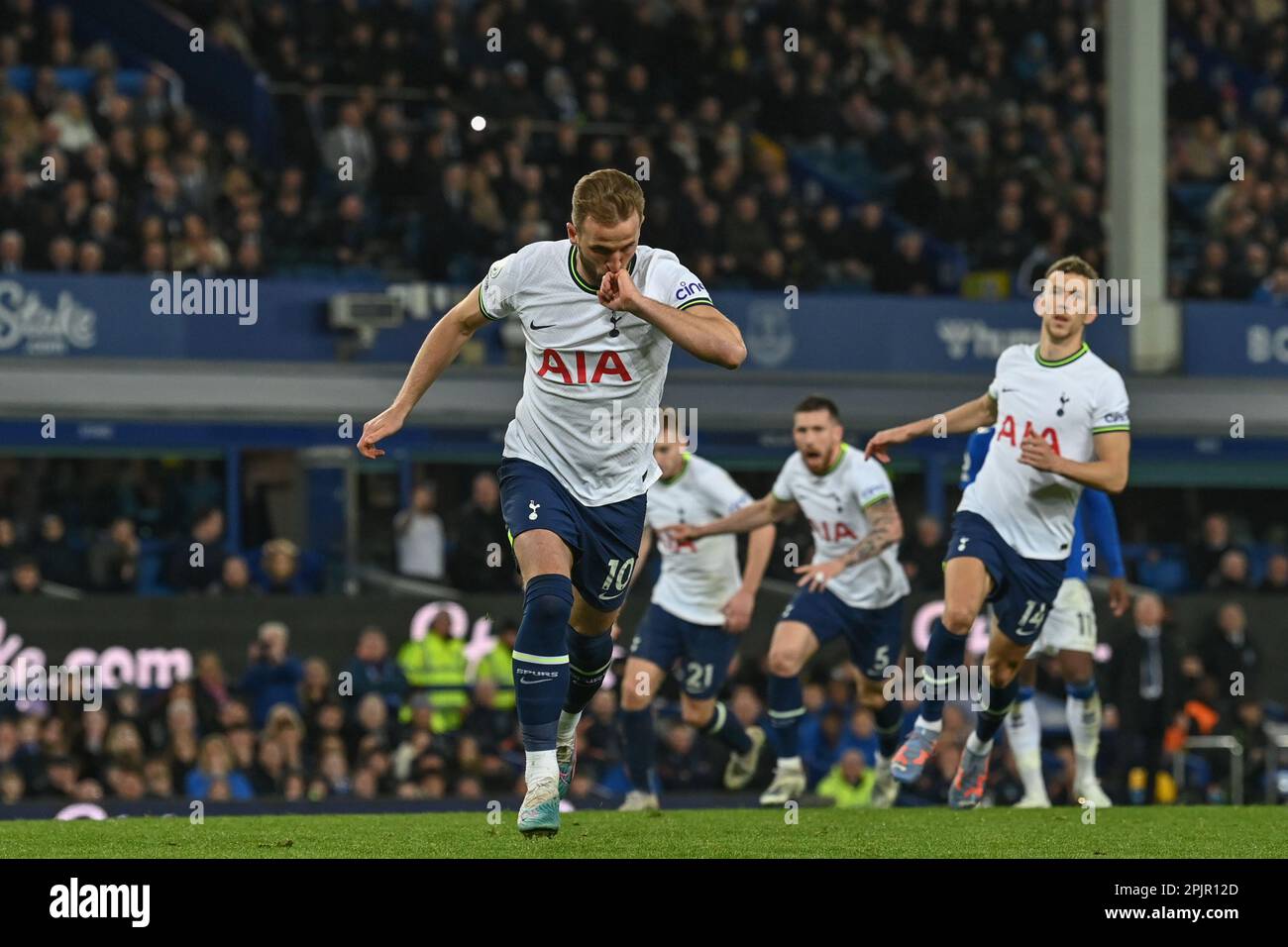 Harry Kane #10 von Tottenham Hotspur feiert sein Ziel, es beim Premier League-Spiel Everton gegen Tottenham Hotspur am 3. April 2023 in Goodison Park, Liverpool, Großbritannien, auf 0-1 zu schaffen (Foto von Craig Thomas/News Images) Stockfoto
