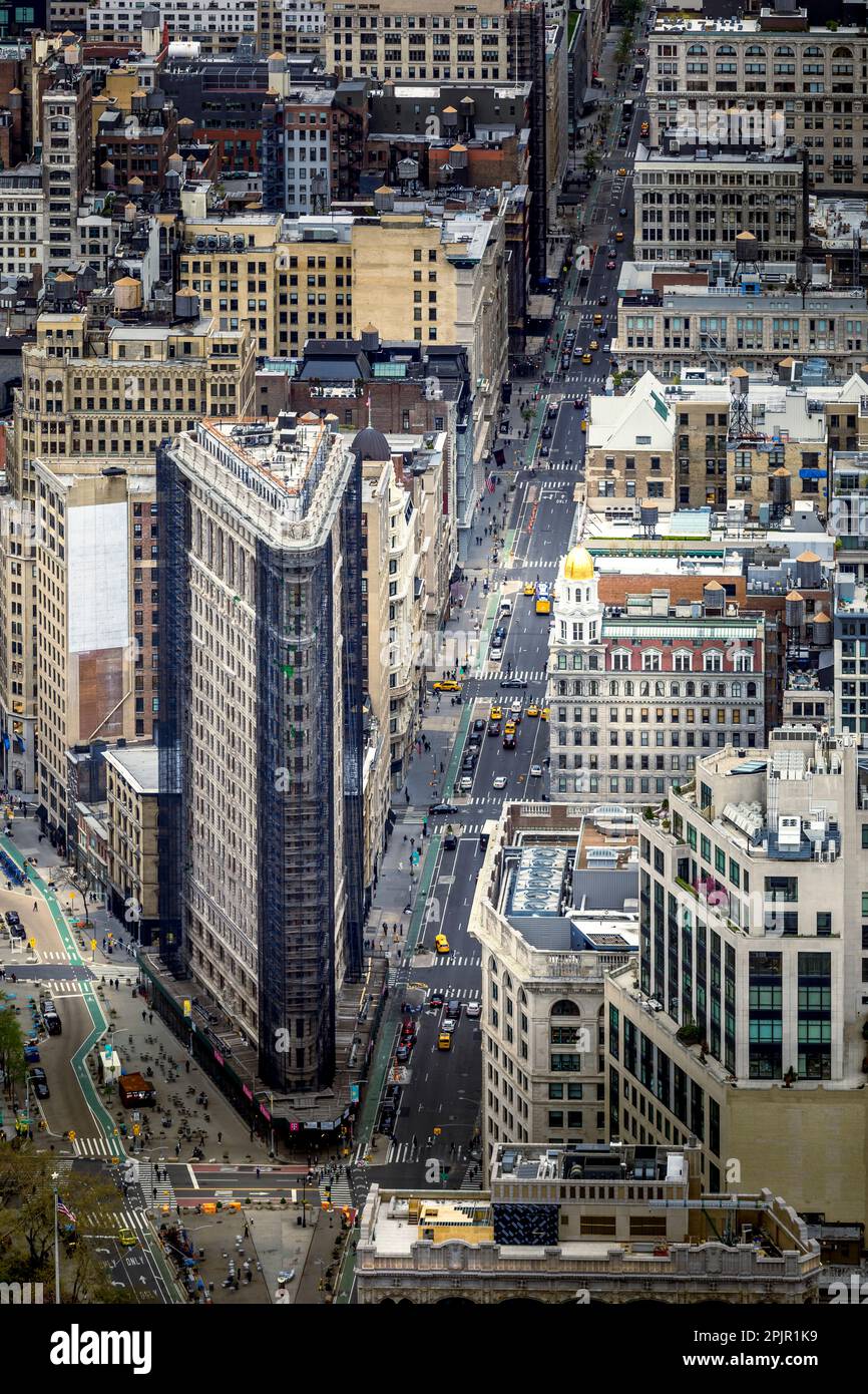 New York, USA - 26. April 2022: Flatiron Building Panorama-Nahaufnahme in New York City. Es ist einer der berühmtesten Wolkenkratzer und das Symbol von New Yo Stockfoto