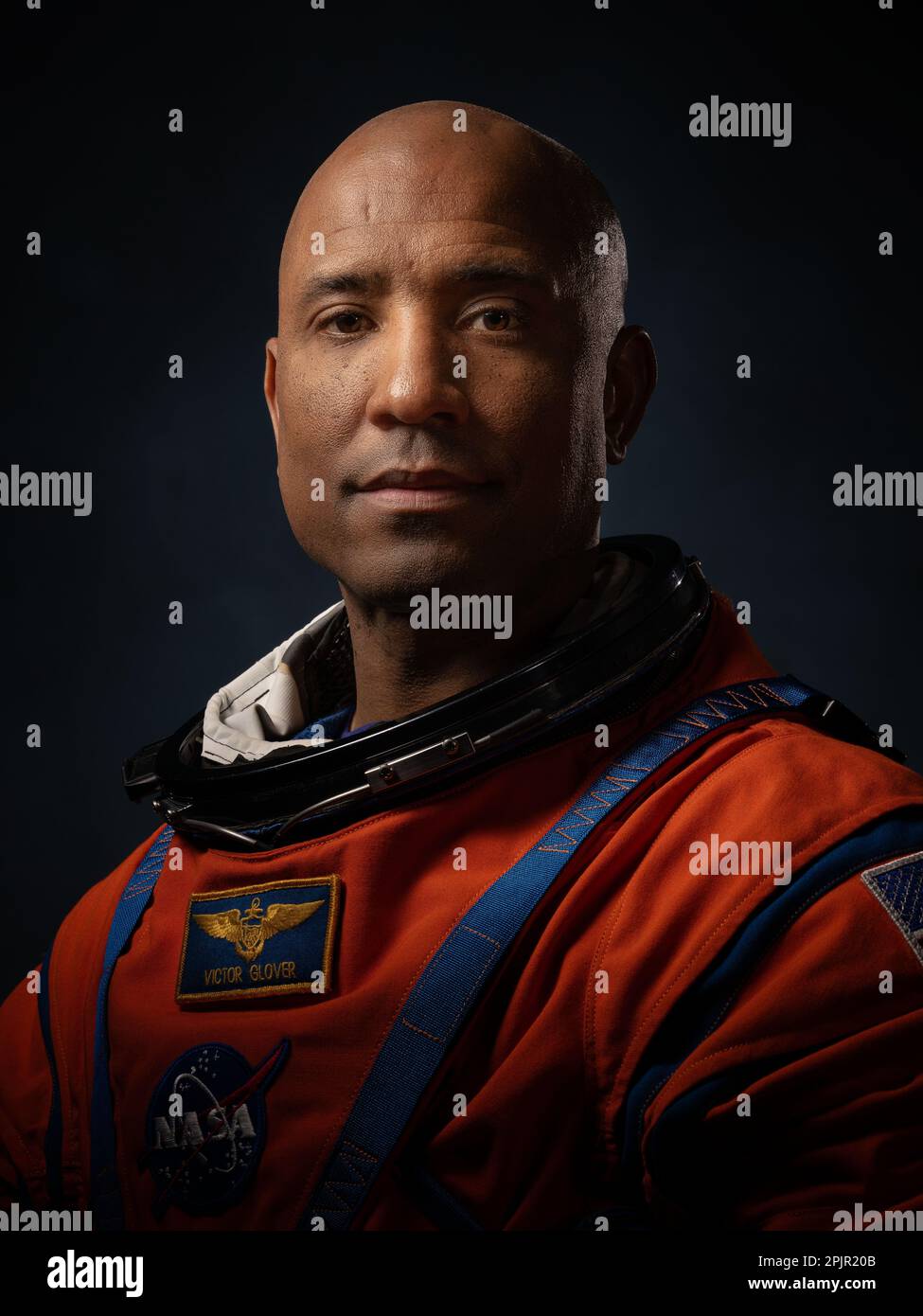 Houston, Texas, USA. 3. April 2023. Die NASA enthüllte am Montag die Crew der Artemis-II-Mondmission des 20. Jahrhunderts. Die Gruppe besetzt das Orion-Raumschiff auf der ersten bemannten Mission, um den Mond seit dem Apollo-Programm zu umkreisen. DATEIFOTO AUFGENOMMEN AM: 29. März 2023, Offizielles Porträt von Artemis II: Victor Glover, der F/A-18 Hornets bei MCAS Miramar fliegen lernte. Glover wird der erste schwarze Astronaut, der um den Mond fliegt. (Kreditbild: © Josh Valcarcel/NASA/ZUMA Press Wire) NUR REDAKTIONELLE VERWENDUNG! Nicht für den kommerziellen GEBRAUCH! Stockfoto