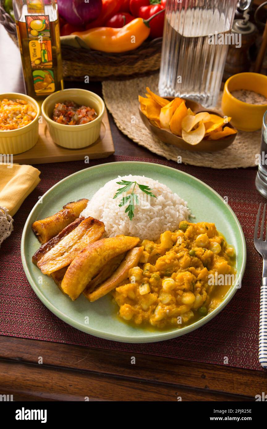 Peruanische Speisen am Büfetttisch verschiedene Gerichte, traditionelle peruanische Gourmetküche Stockfoto