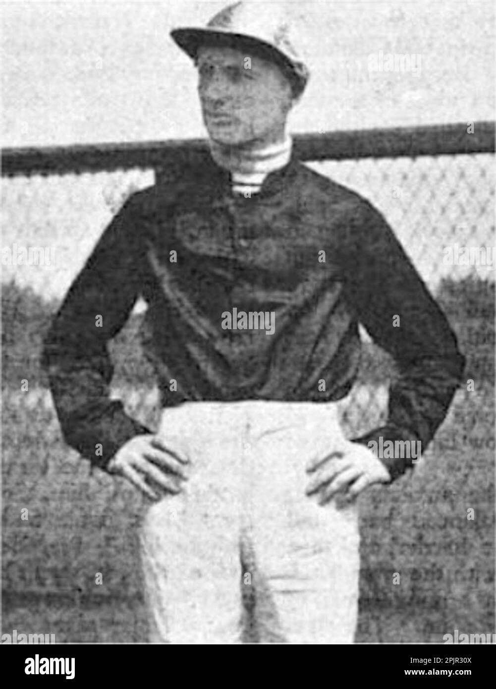 George Martin Odom (8. Juli 1882 bis 29. Juli 1964) war ein Jockey und Trainer des American National Museum of Racing und der Hall of Fame im Pferderennen von Vollblütern. Er ist nur einer von zwei Personen, die je die Belmont-Einsätze als Jockey und Trainer gewonnen haben. Stockfoto