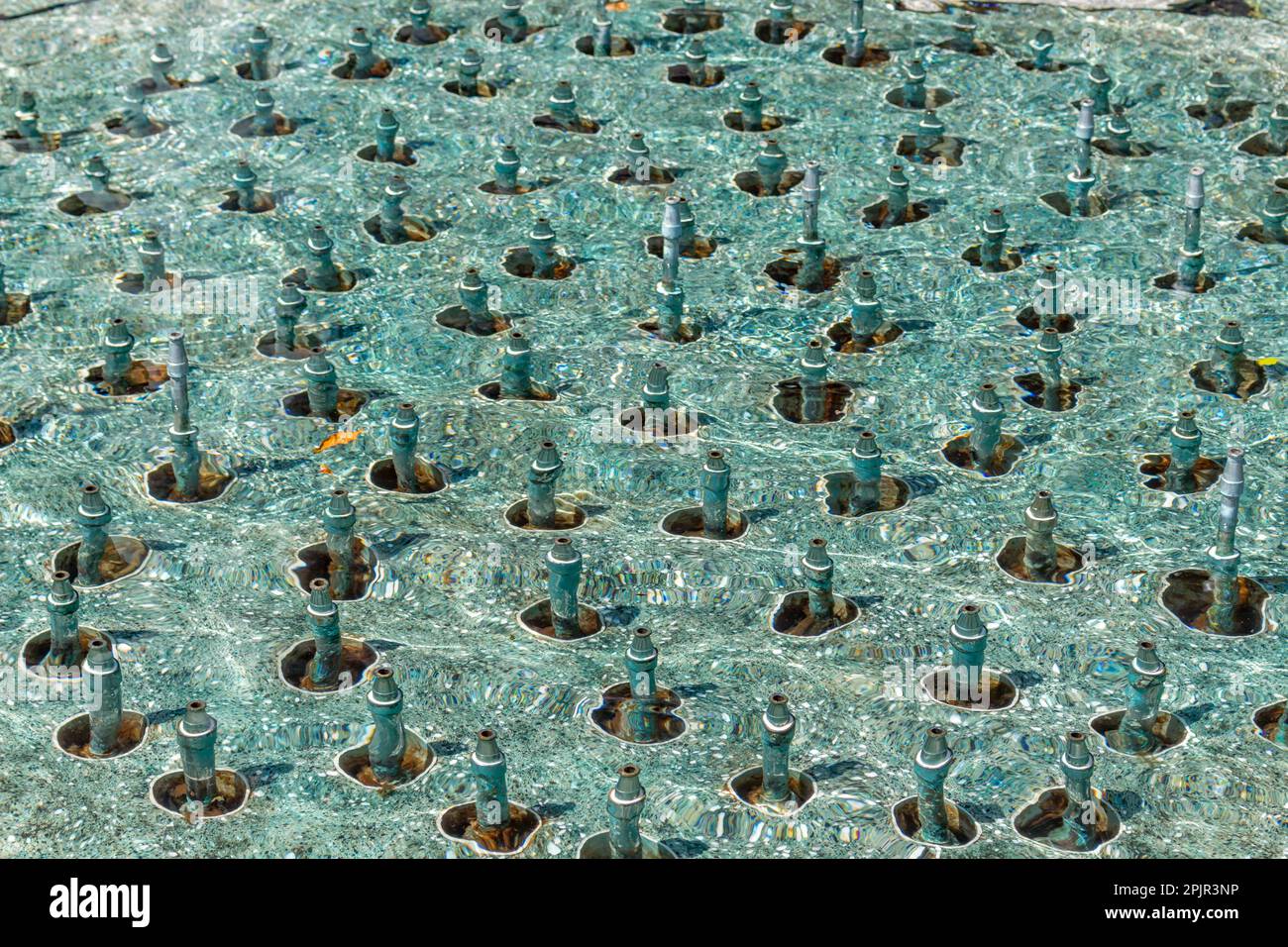 Nahaufnahme der Wasserfontänen-Skulptur. Öffentliche Kunst im Wadakura Fountain Park, Kokyogaien National Gardens, Tokio, Japan. Stockfoto