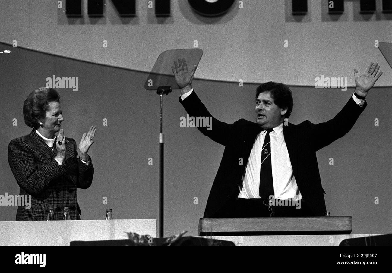 Aktenfoto vom 13. Oktober 10/88 von Nigel Lawson, applaudiert von Premierministerin Margaret Thatcher, am Ende seiner Rede während der Jahreskonferenz der Konservativen Partei in Brighton. Der ehemalige konservative Kanzler ist im Alter von 91 Jahren gestorben. Ausgabedatum: Montag, 3. April 2023. Stockfoto