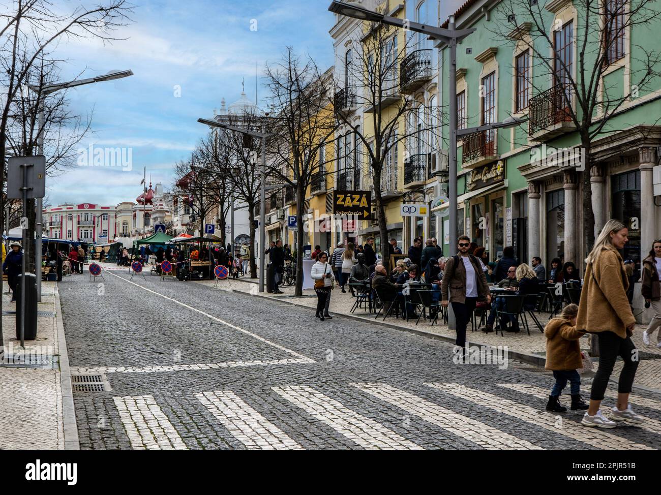 Samstagmorgen in Loule, Portugal, ein Marktvormittag, der Tausende von Einheimischen und Touristen in die Stadt zieht. Stockfoto Samstagmorgen in Loule, Portugal, ein Marktvormittag, der Tausende von Einheimischen und Touristen in die Stadt zieht. Stockfoto