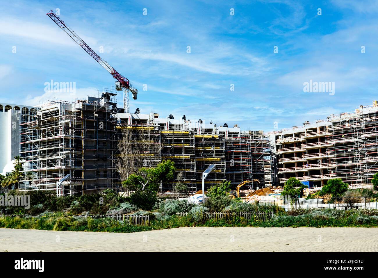 Wohnungen befinden sich im Bau in der Nähe von Vilamoura, Portugal. Der Wohnungsbau ist in Portugal ein umstrittenes Thema, da die Portugiesen sich bemühen, erschwingliche Preise zu finden Stockfoto