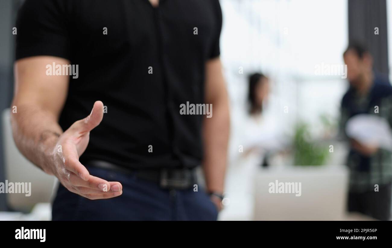 der manager begrüßt den Kunden beim Gespräch, bietet einen Deal an und begrüßt ihn bei der Besprechung Stockfoto