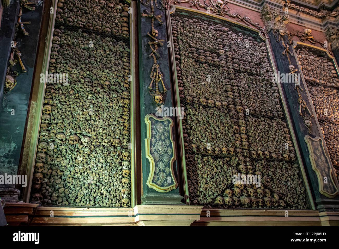 Mailand, Italien 22.05.2021 San Bernardino alle Ossa ist eine Kirche in Mailand, Norditalien, am besten bekannt für ihr Ossarium, kleine, numer dekorierte Seitenkapelle Stockfoto