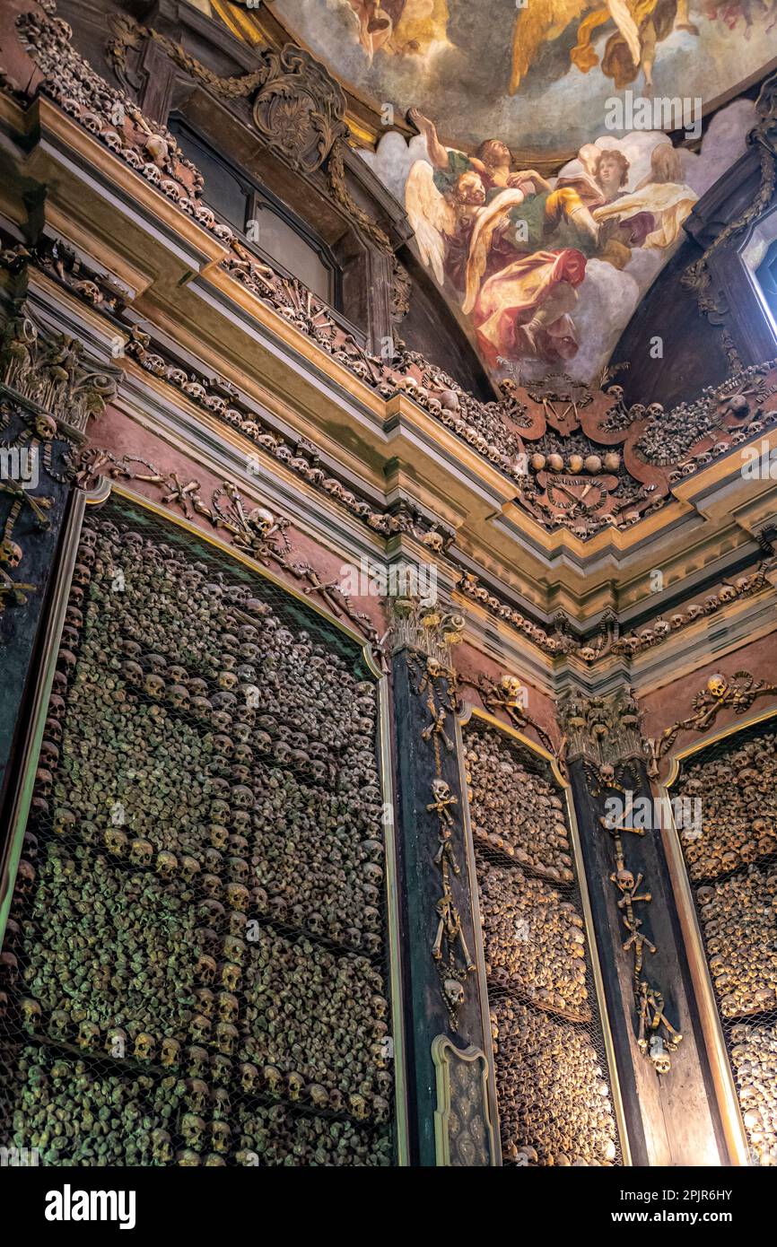 Mailand, Italien 22.05.2021 San Bernardino alle Ossa ist eine Kirche in Mailand, Norditalien, am besten bekannt für ihr Ossarium, kleine, numer dekorierte Seitenkapelle Stockfoto