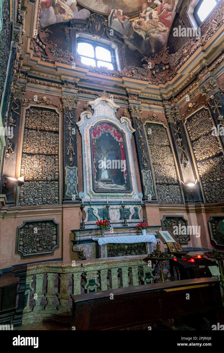 Mailand, Italien 22.05.2021 San Bernardino alle Ossa ist eine Kirche in Mailand, Norditalien, am besten bekannt für ihr Ossarium, kleine, numer dekorierte Seitenkapelle Stockfoto