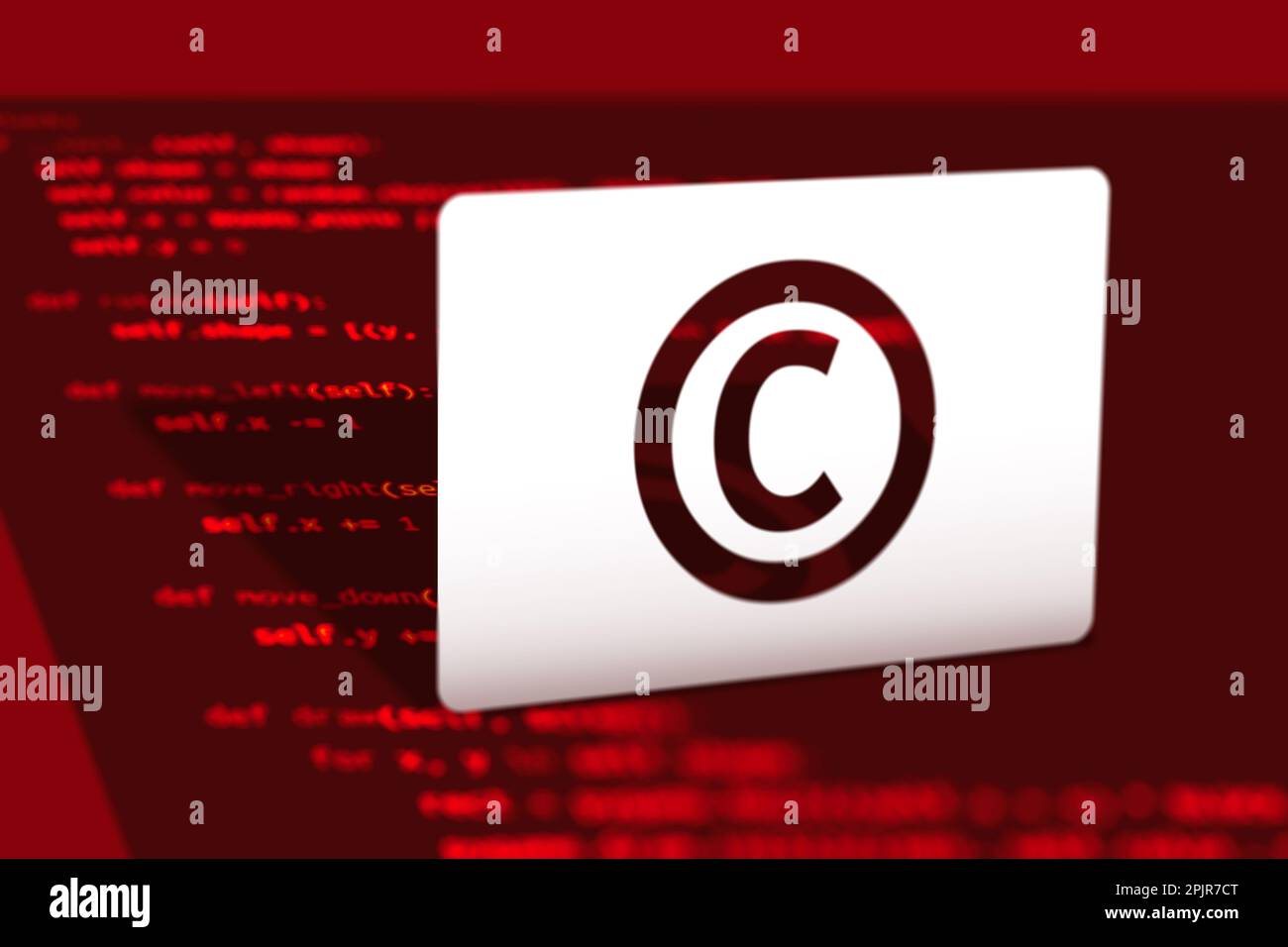 Urheberrechtsschutz Programmiercode, Konzeptdarstellung. Weißes Copyright-Symbol auf dem Bildschirm mit Programmtext. Rote Farbtöne. Stockfoto