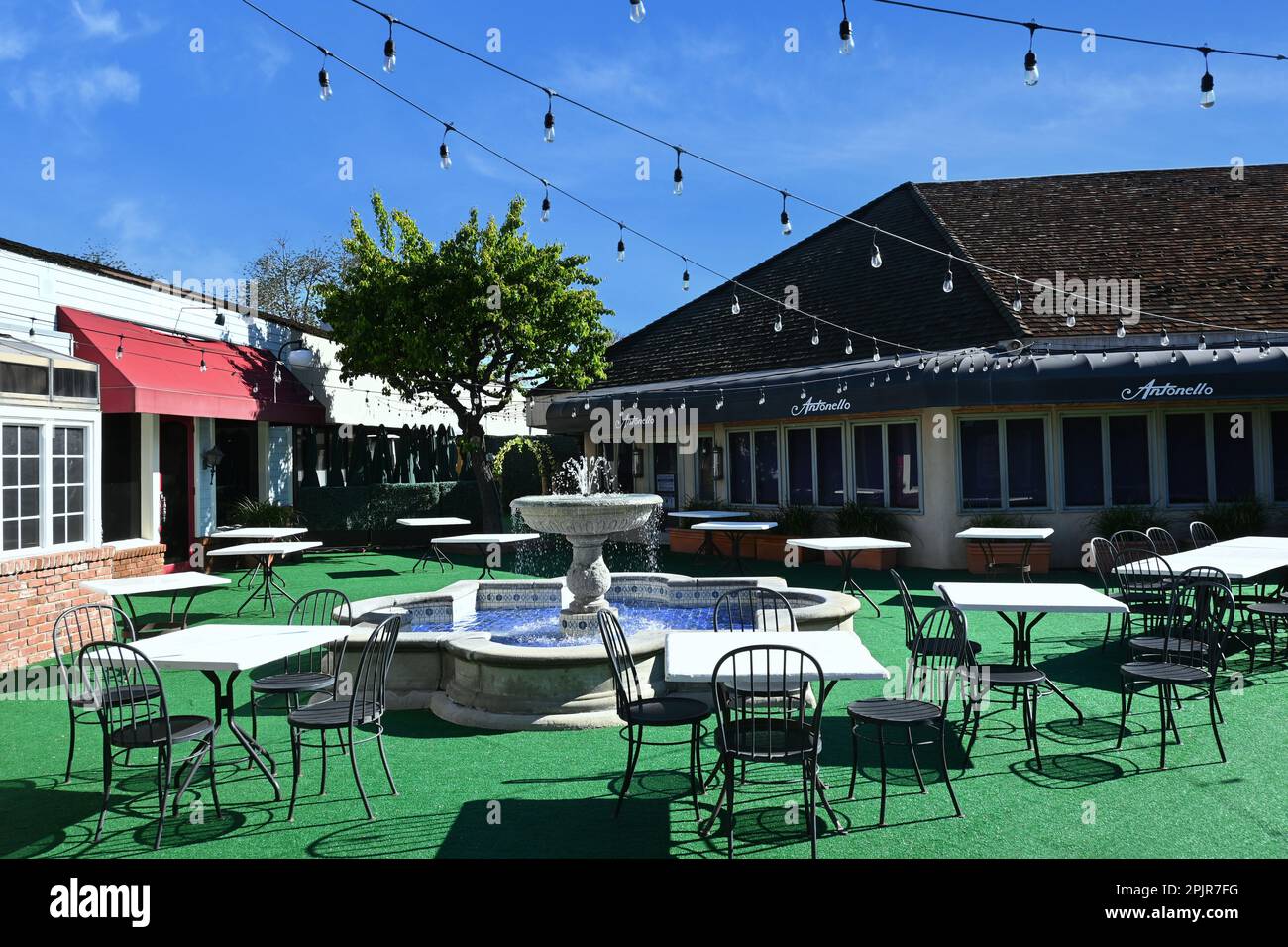 SANTA ANA, KALIFORNIEN - 31. MÄRZ 2023: Restaurantbereich im Freien des Antonello Ristorante in South Coast Village. Stockfoto