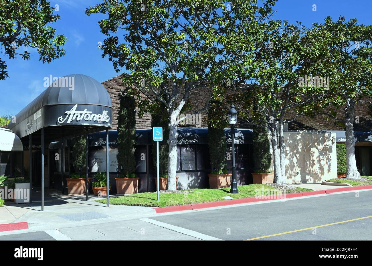 SANTA ANA, KALIFORNIEN - 31. MÄRZ 2023: Antonello Ristorante in South Coast Village. Stockfoto