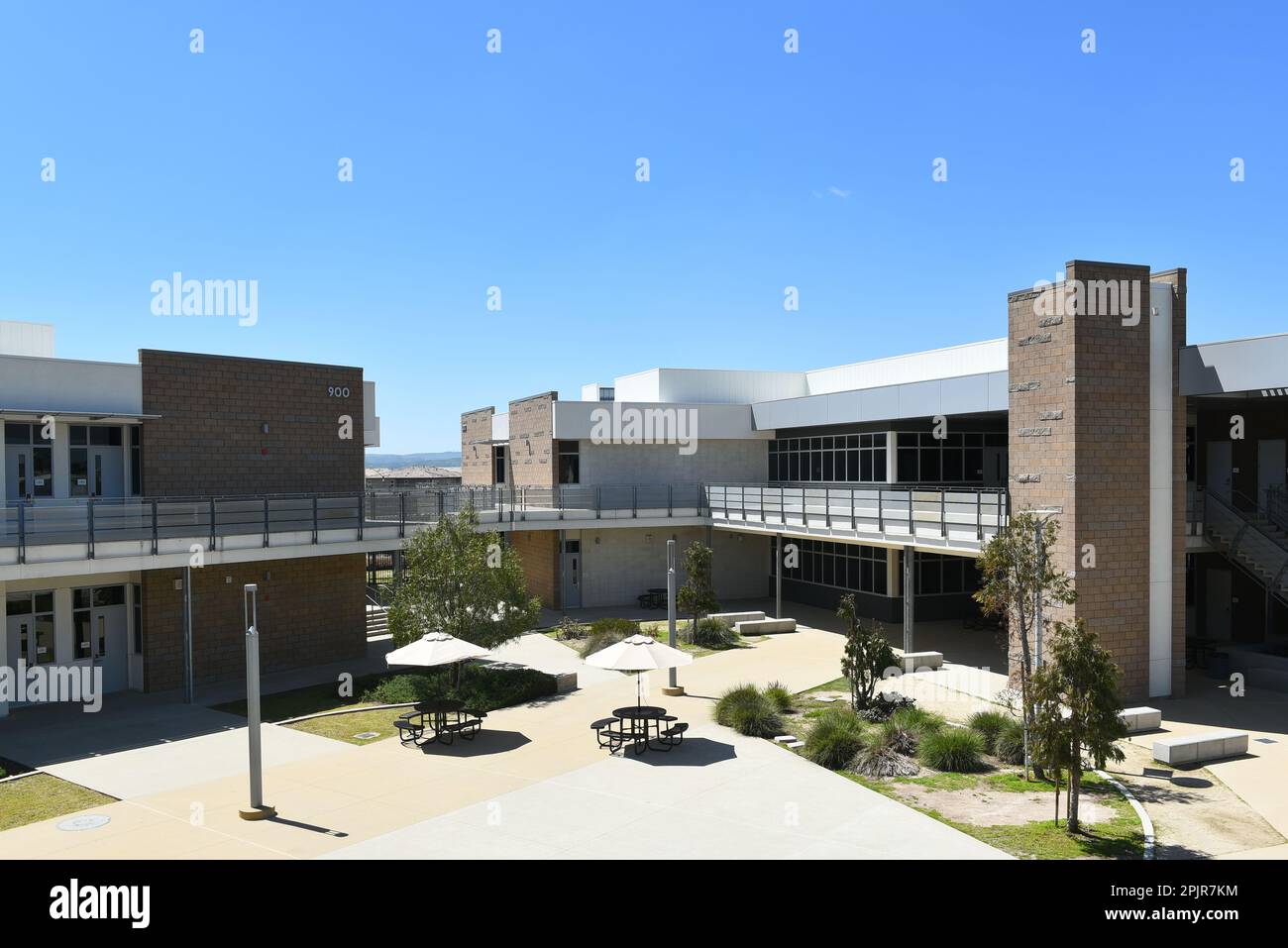 IRIVNE, KALIFORNIEN - 2. April 2023: Klassenzimmer auf dem Campus der Portola High School. Stockfoto
