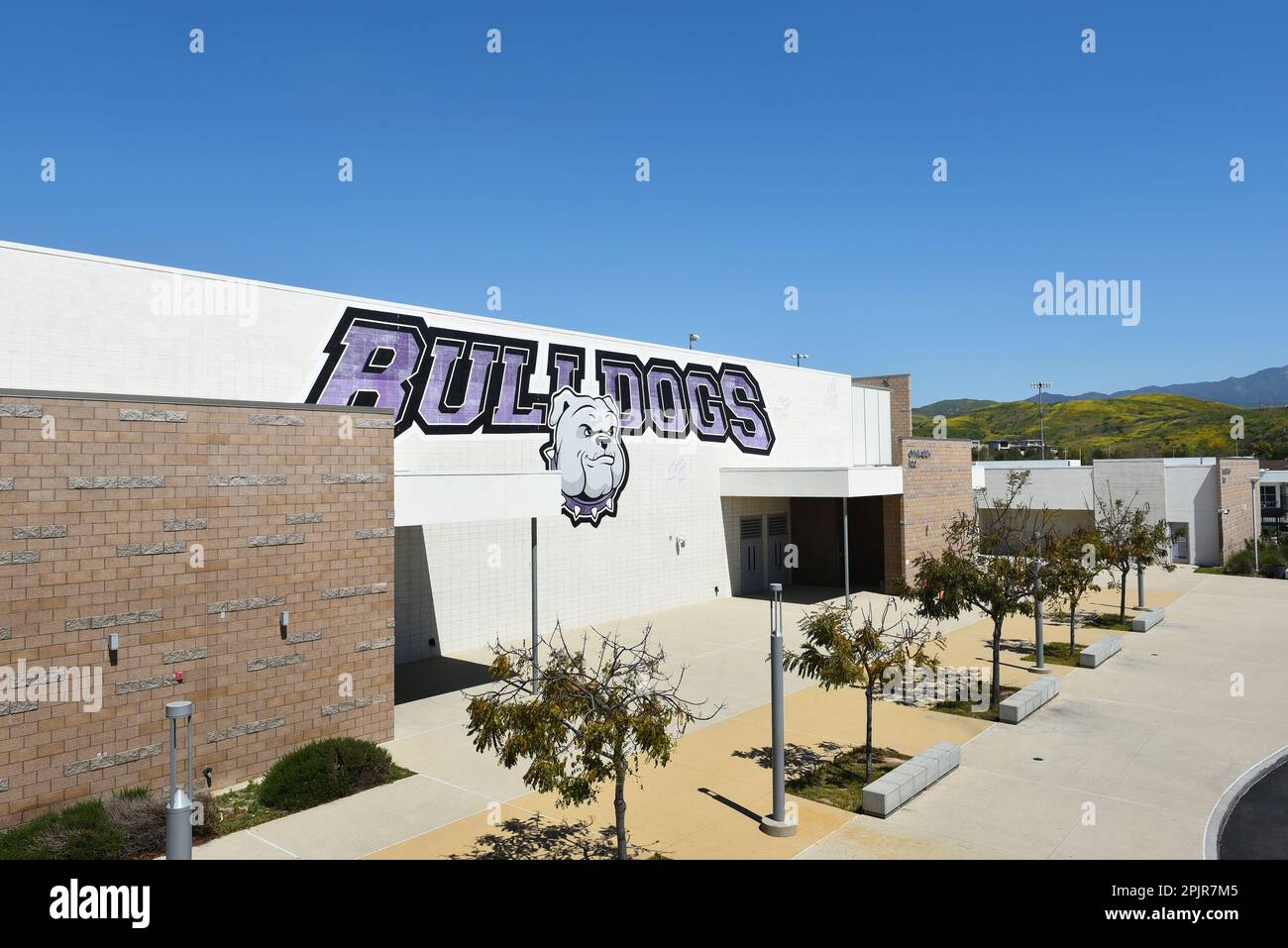 IRIVNE, KALIFORNIEN - 2. April 2023: The Gymnasium and locker Room Buildings on the Campus of Portola High School. Stockfoto
