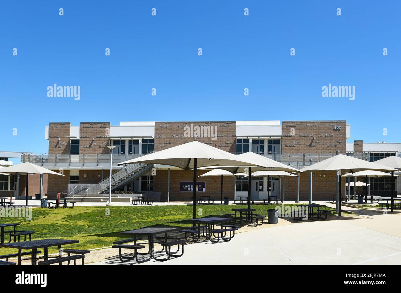 IRIVNE, KALIFORNIEN - 2. April 2023: Quad- und Klassenzimmer-Gebäude auf dem Campus der Portola High School. Stockfoto