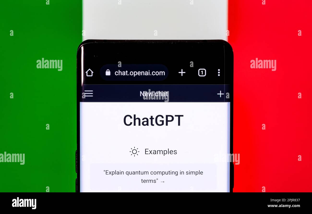 ChatGPT-Chat bot-Bildschirm auf Smartphone und Flagge Italiens im Hintergrund. Konzept für das Verbot und die Regulierung von KI-Tools. Stafford, Großbritannien, Stockfoto