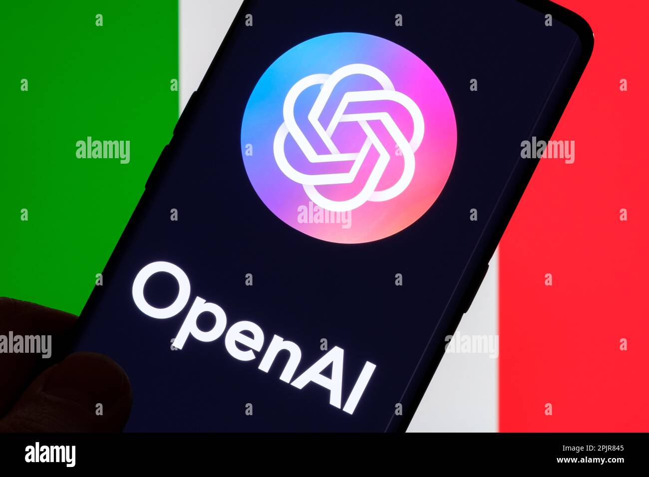 OpenAI-Logo auf Smartphone und Flagge Italiens im Hintergrund. Konzept für ChatGPT-Verbot und Regulierung von KI-Tools. Stafford, Vereinigtes Königreich Stockfoto
