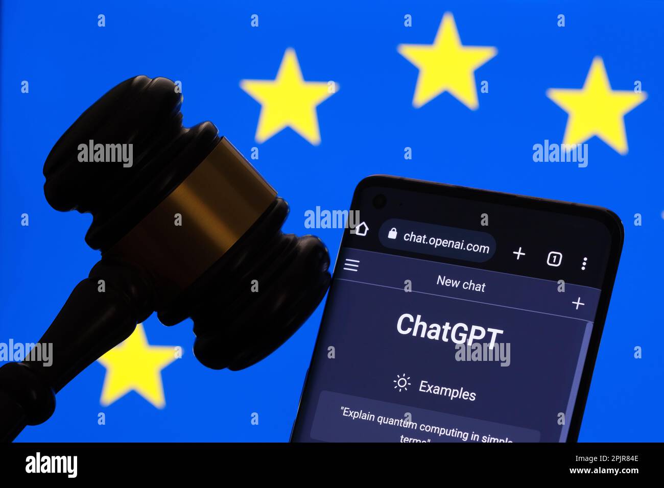 ChatGPT auf Smartphone, Hammer und EU-Flagge auf dem Laptop. Konzept zur Regulierung von KI-Instrumenten in Europa. Stafford, Vereinigtes Königreich, April 3, Stockfoto