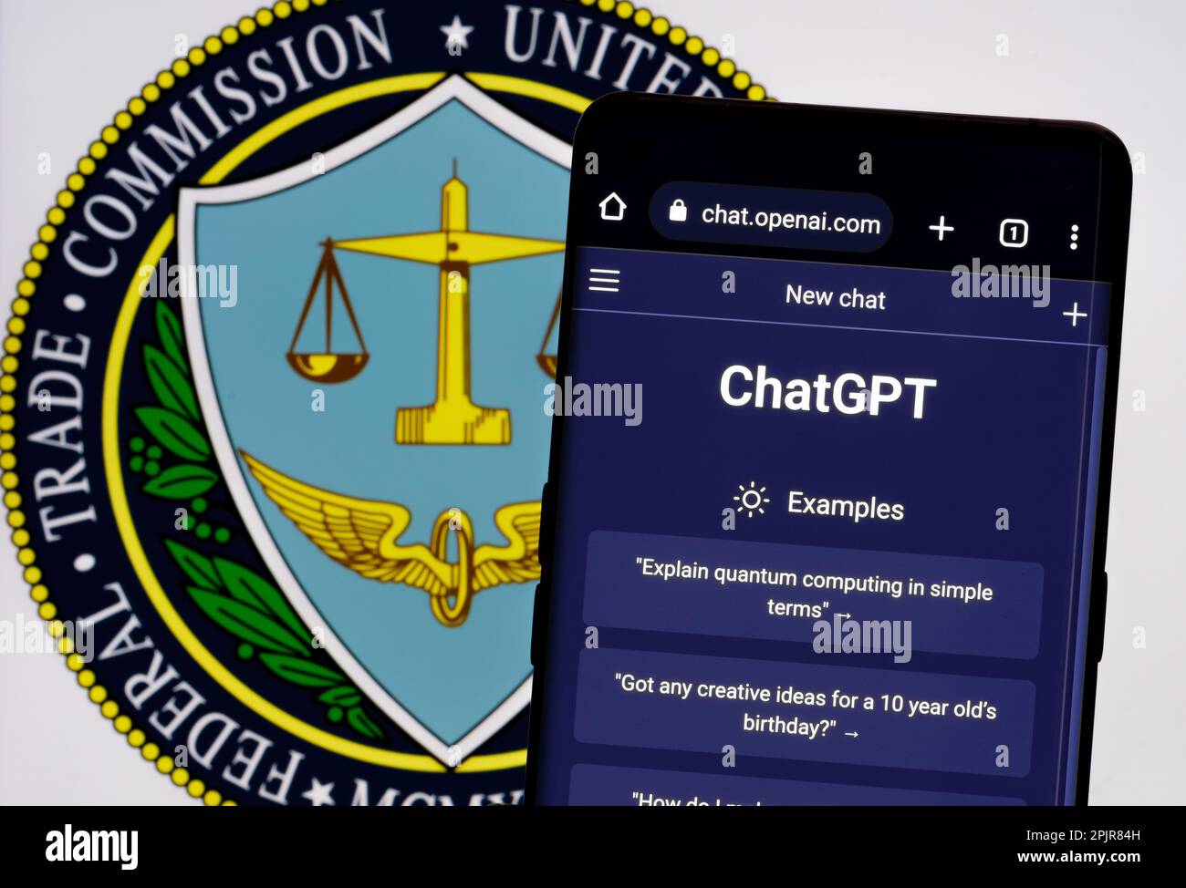Authentischer ChatGPT-Bildschirm auf Smartphone und Logo der FTC Federal Trade Commission im Hintergrund. Konzept. Stafford, Großbritannien, 3. April 2023 Stockfoto
