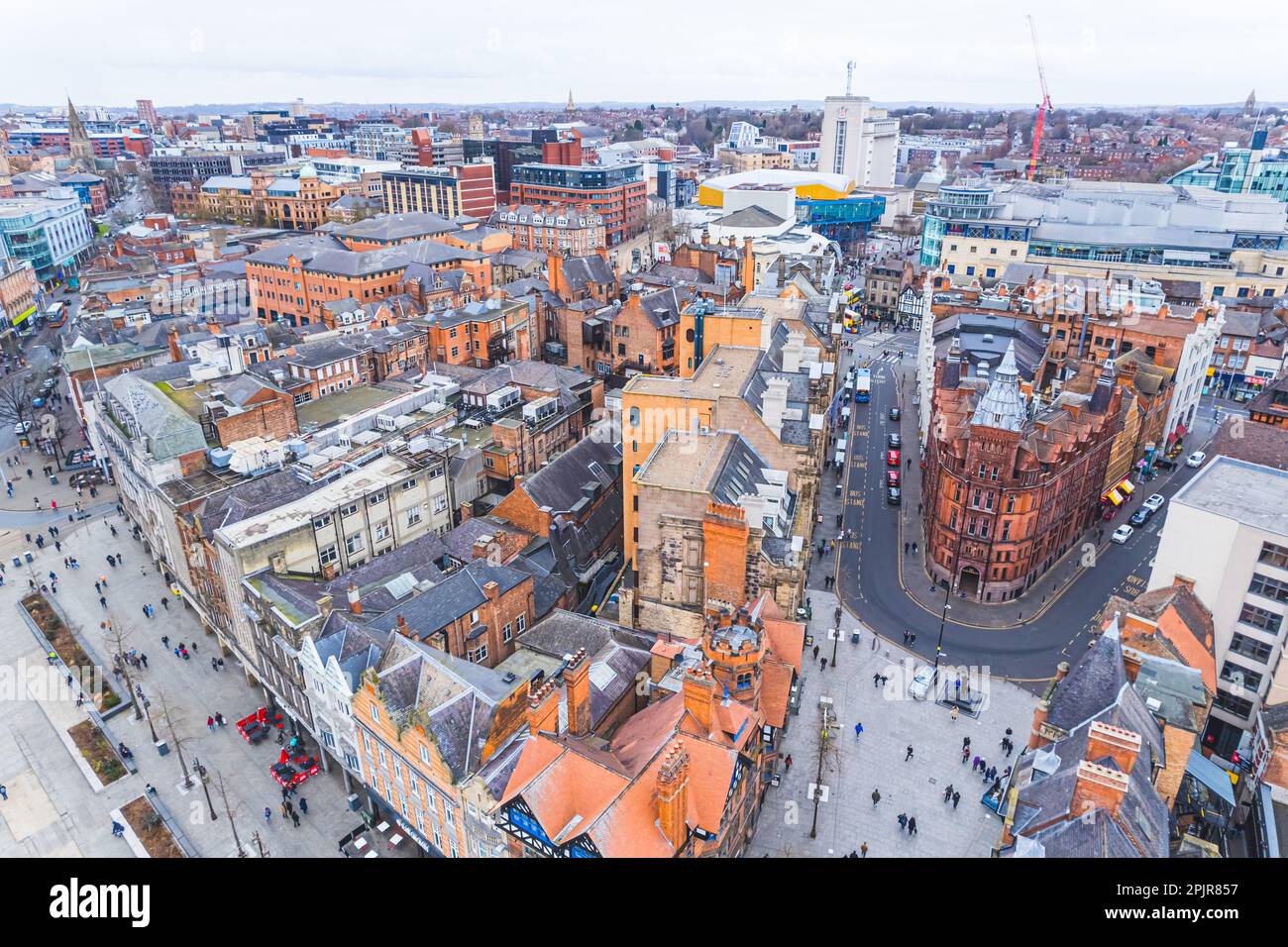 Aus der Vogelperspektive können Sie Gebäude im Stadtzentrum von Nottingham, den Alten Marktplatz, aus der Vogelperspektive betrachten. Hochwertiges Foto Stockfoto